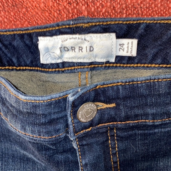 TORRID Distressed Stretch Jean Shorts Sz 24 Blue Stars Red White Stripe 4th July - Picture 2 of 6